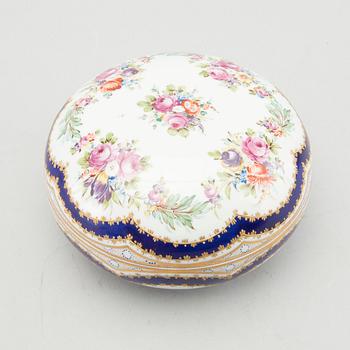 A Sèvres porcelain bowl whit cover 19th century.