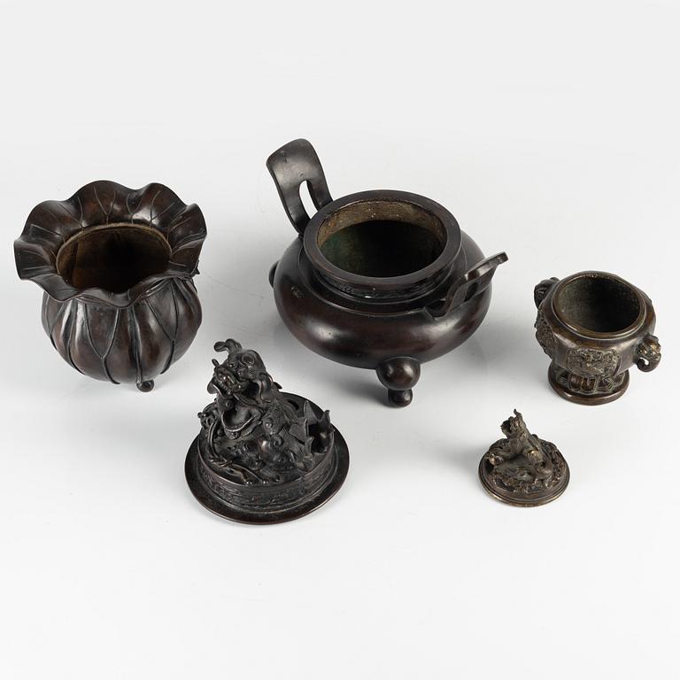 A group of three Japanese bronze censers, late Meiji (1868-1912).