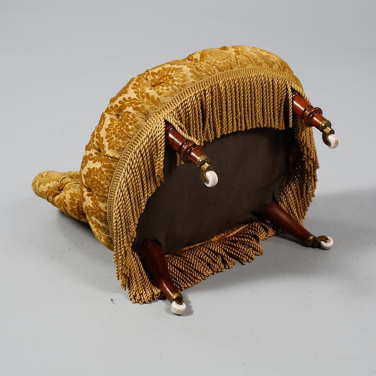 FÅTÖLJ, tapetserarstil, sent 1800-tal.