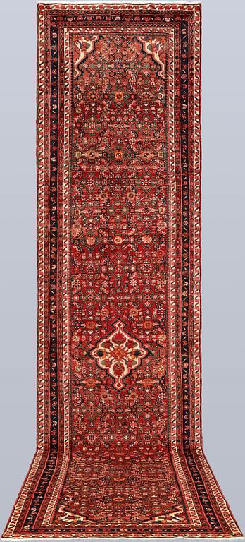 A Hamadan runners carpet, 425 x 103 cm.
