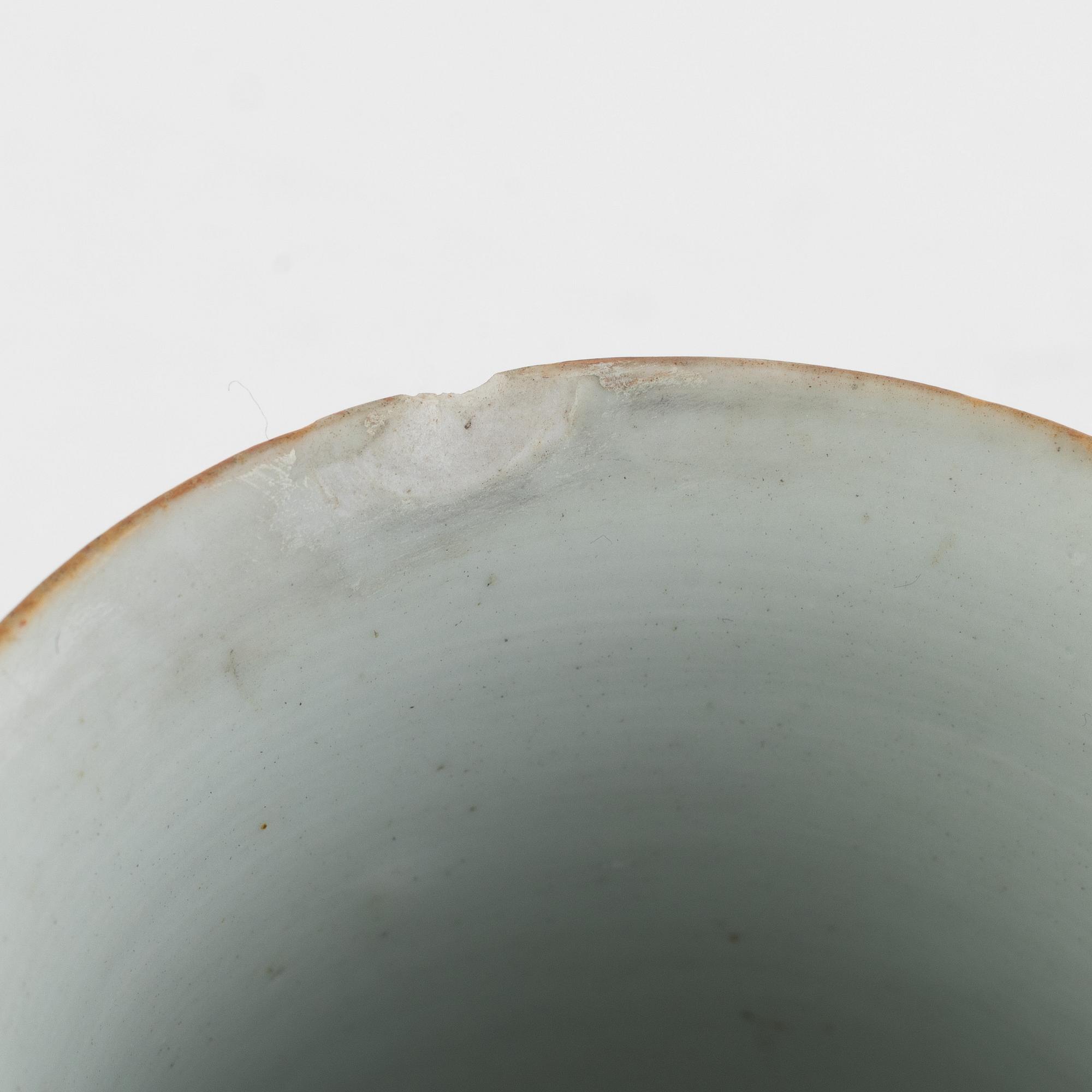 A Chinese famille rose porcelain mug, Qing dynasty, Qianlong (1736-95).
