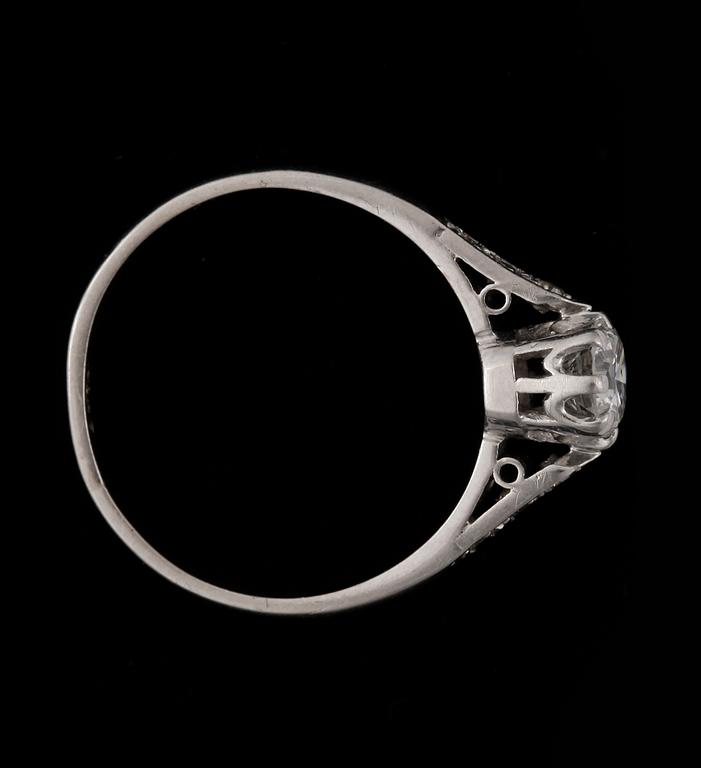 RING, platina med diamanter ca0,45ct + tot ca0,06ct. Vikt 2,8g.
