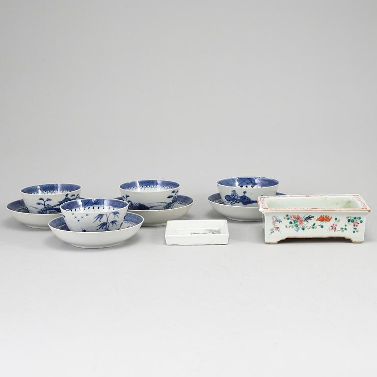 A set of a famille rose flower pot, four blue and white cups, and a small dish, late Qing dynasty.