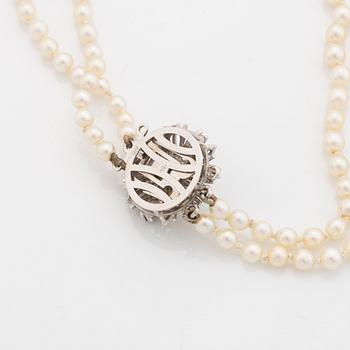 Cultured pearl necklace, clasp 18K white gold.