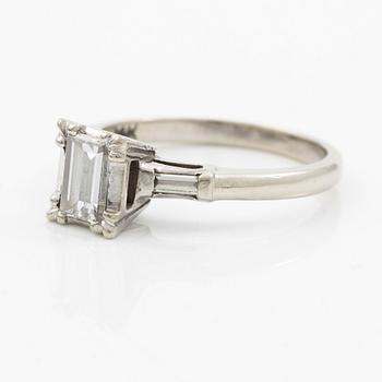 Ring 14K white gold with baguette-cut diamond.
