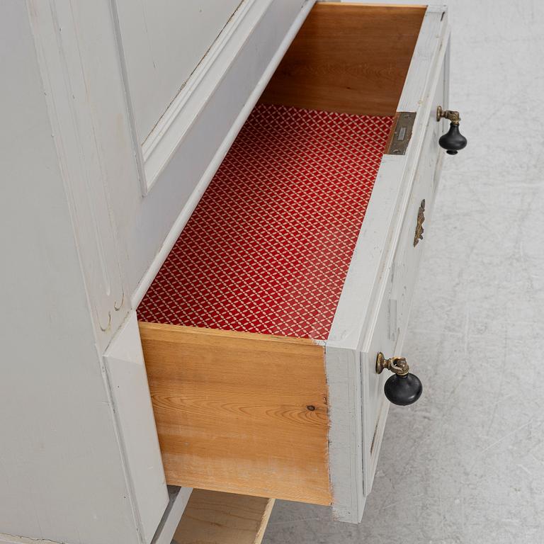 Klädskåp från omkring år 1900.