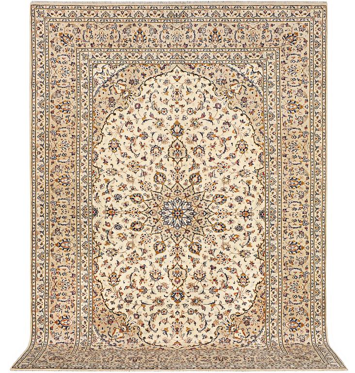 A Kashan carpet, c. 355 x 242 cm.