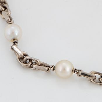 18K white gold bracelet with pearls.
