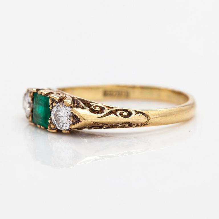 Ring, 18K guld, smaragd och diamanter ca 0.20 ct totalt. Storbritannien.