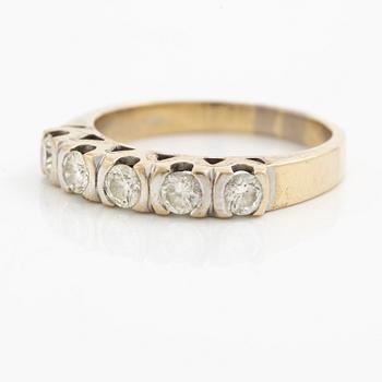 Ring, 18K vitguld med fem briljantslipade diamanter.