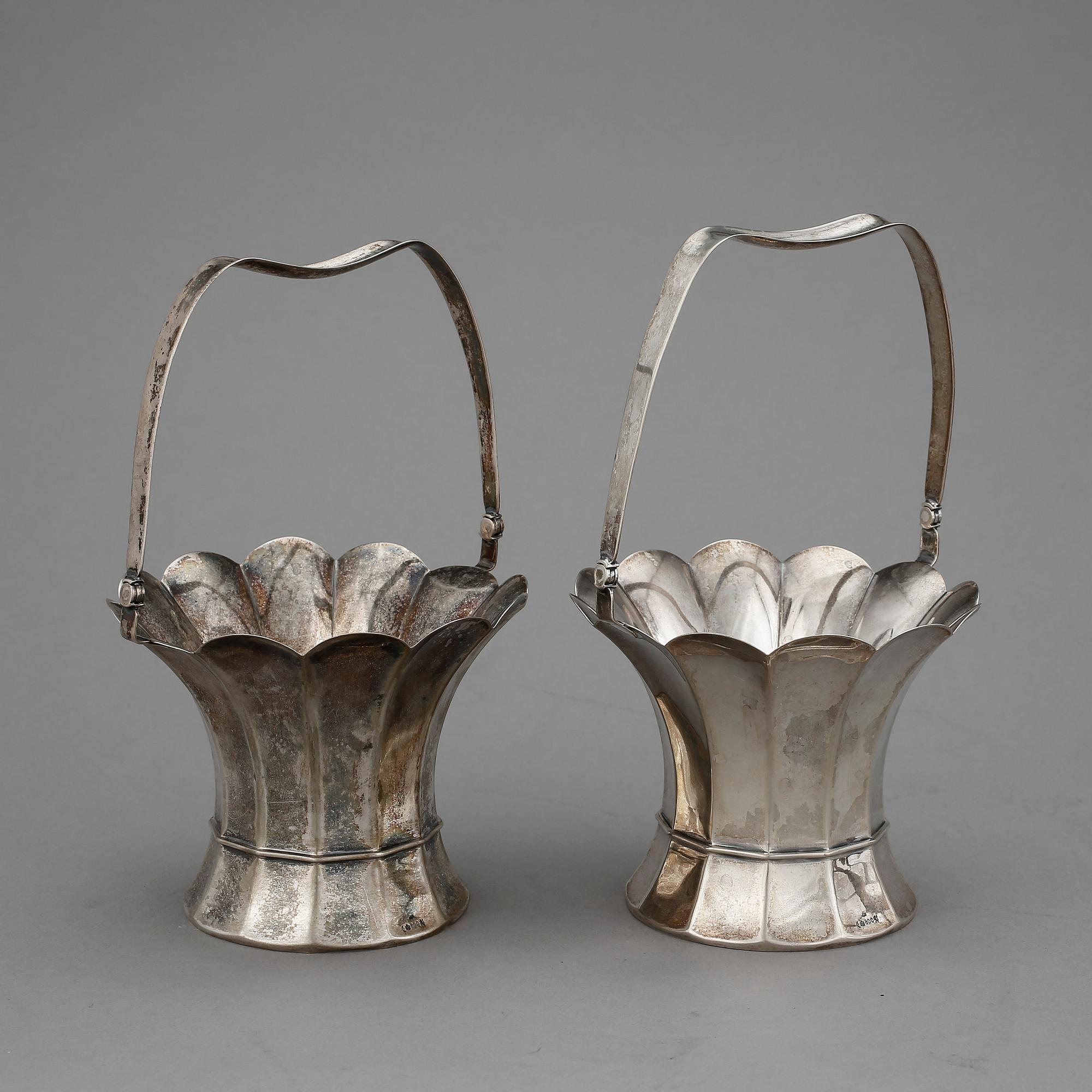 KORGAR, STÄLL och BRICKA, 4 delar, bla silverhalt 800, Tyskland omkring år 1900. Total vikt ca 1155 gram.