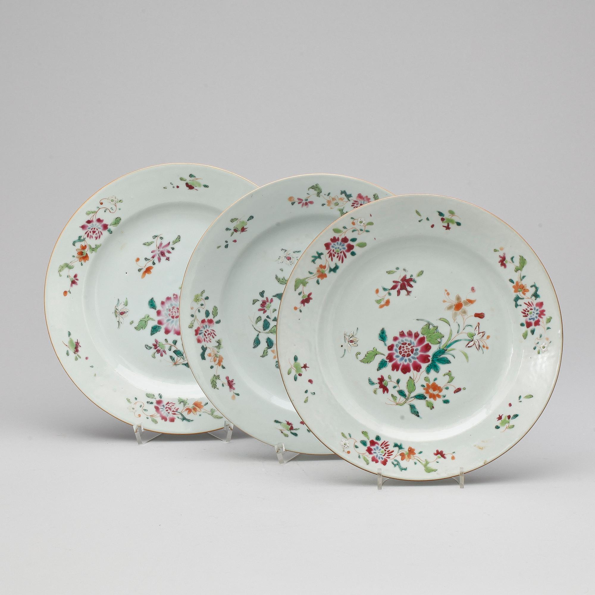 TALLRIKAR, 3 st, porslin, Kina, Qing dynastin, Qianlong (1735-96).