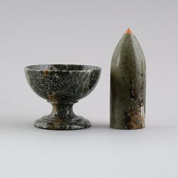 BREVPRESS SAMT SKÅL på fot, kolmårdsmarmor, 1900-tal.