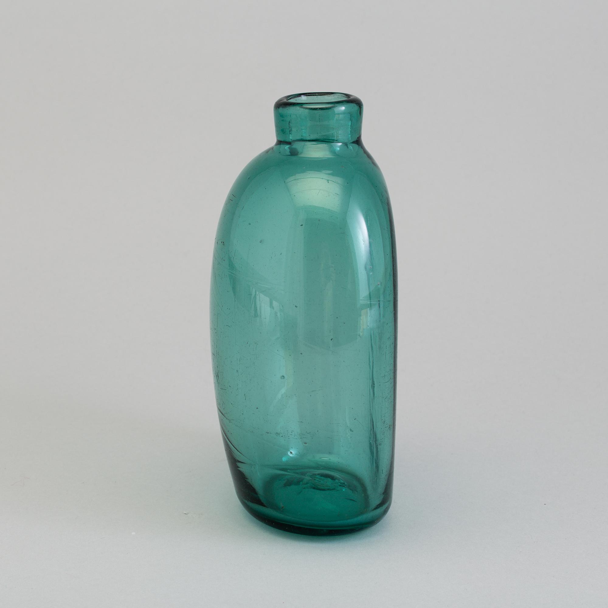 AN 18TH CENTURY GREEN GLASS BOTTLE.
