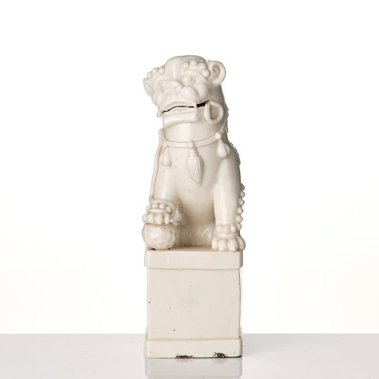 A blanc de chine figure of a buddhist lion, Qing dynasty, Kangxi (1662-1722).