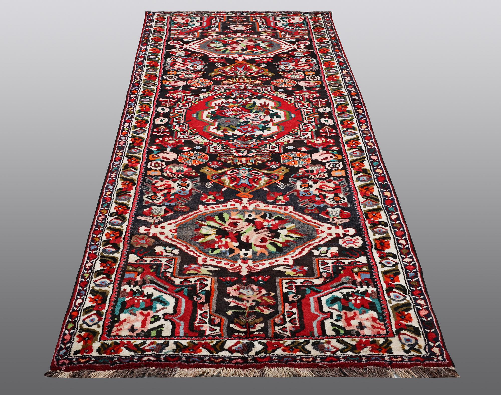A RUNNER, Bakhtiari, ca 318 x 123 cm.