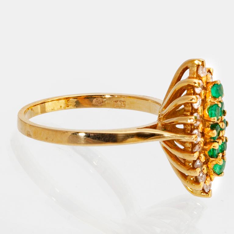 RING 18k gold emeralds and brilliant-cut diamonds approx 0,15 ct in total.