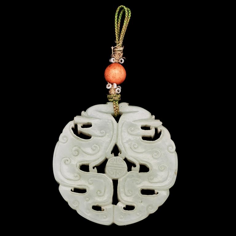 AMULETT, skuren jade. Tidigt 1900-tal.