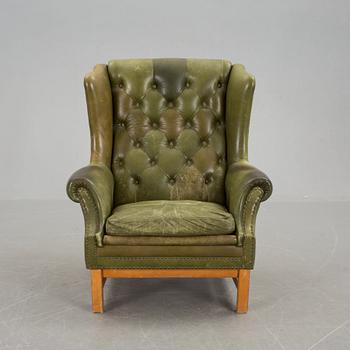 ÖRONLAPPSFÅTÖLJ, engelsk stil. 1900-talets andra hälft.