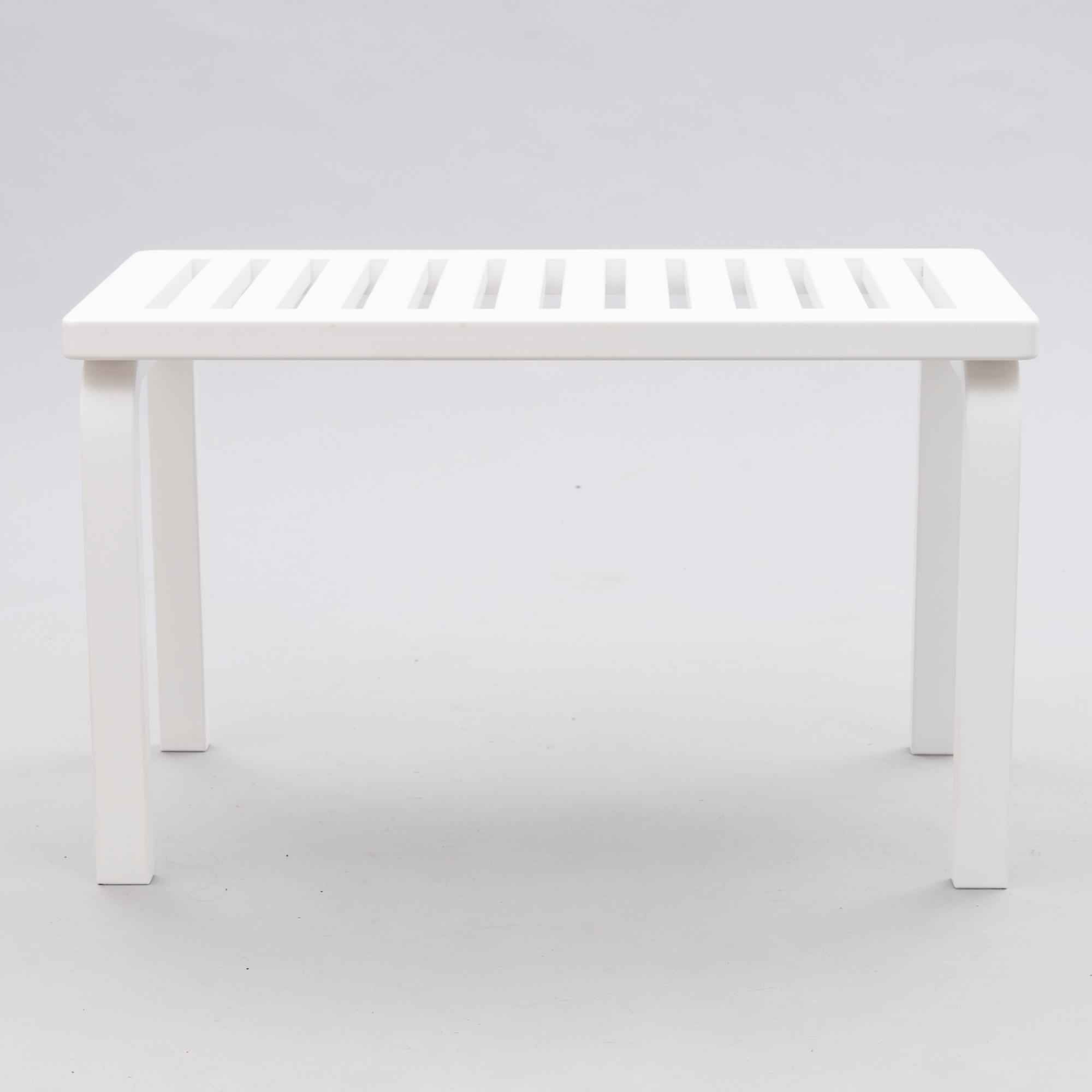ALVAR AALTO, BÄNK 153B, Artek, 2017. Modellen formgiven 1945.