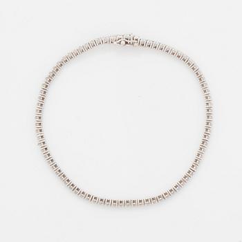 Tennisbracelet with brilliant-cut diamonds.