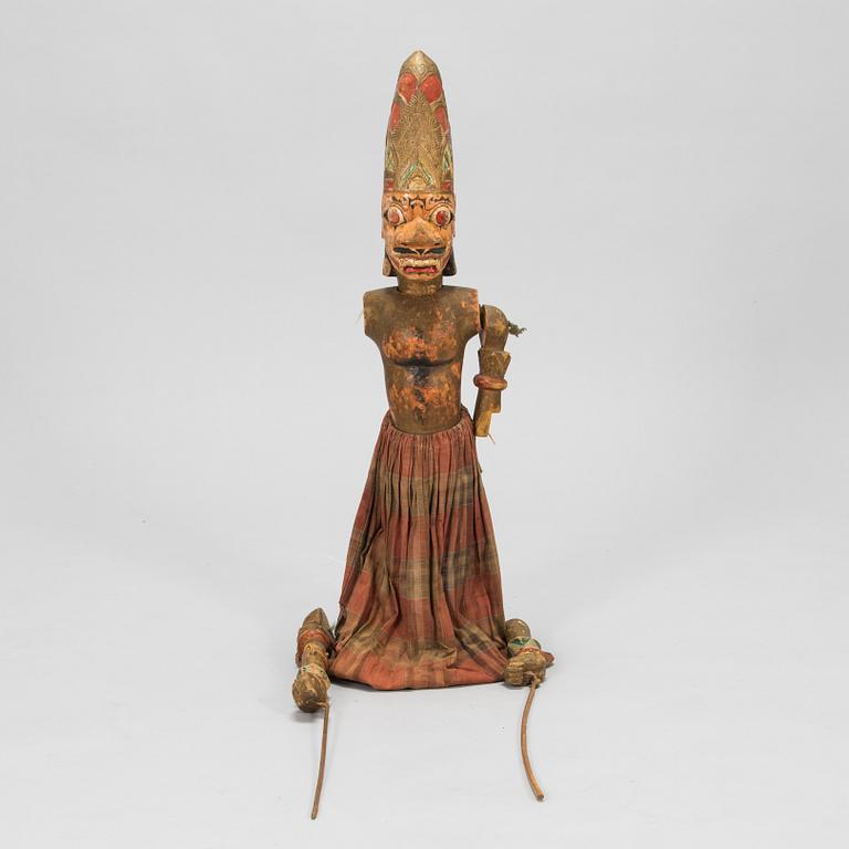 18 Indonesian 'Wayang golek' puppets / marionettes, circa 1900.