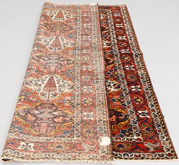 A semi-antique Baktiari rug, ca 217 x 152 cm.