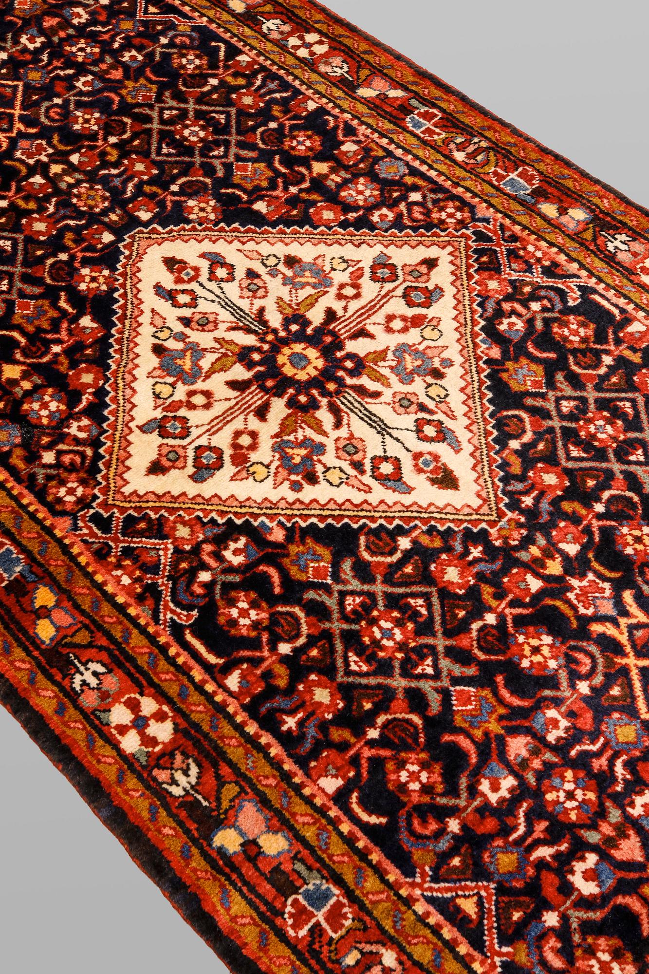 A Hamadan runner, approx. 422 x 110 cm.