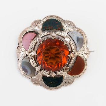 A BROOCH set wiht amber coloured paste, agate, heliotrope and jasper.