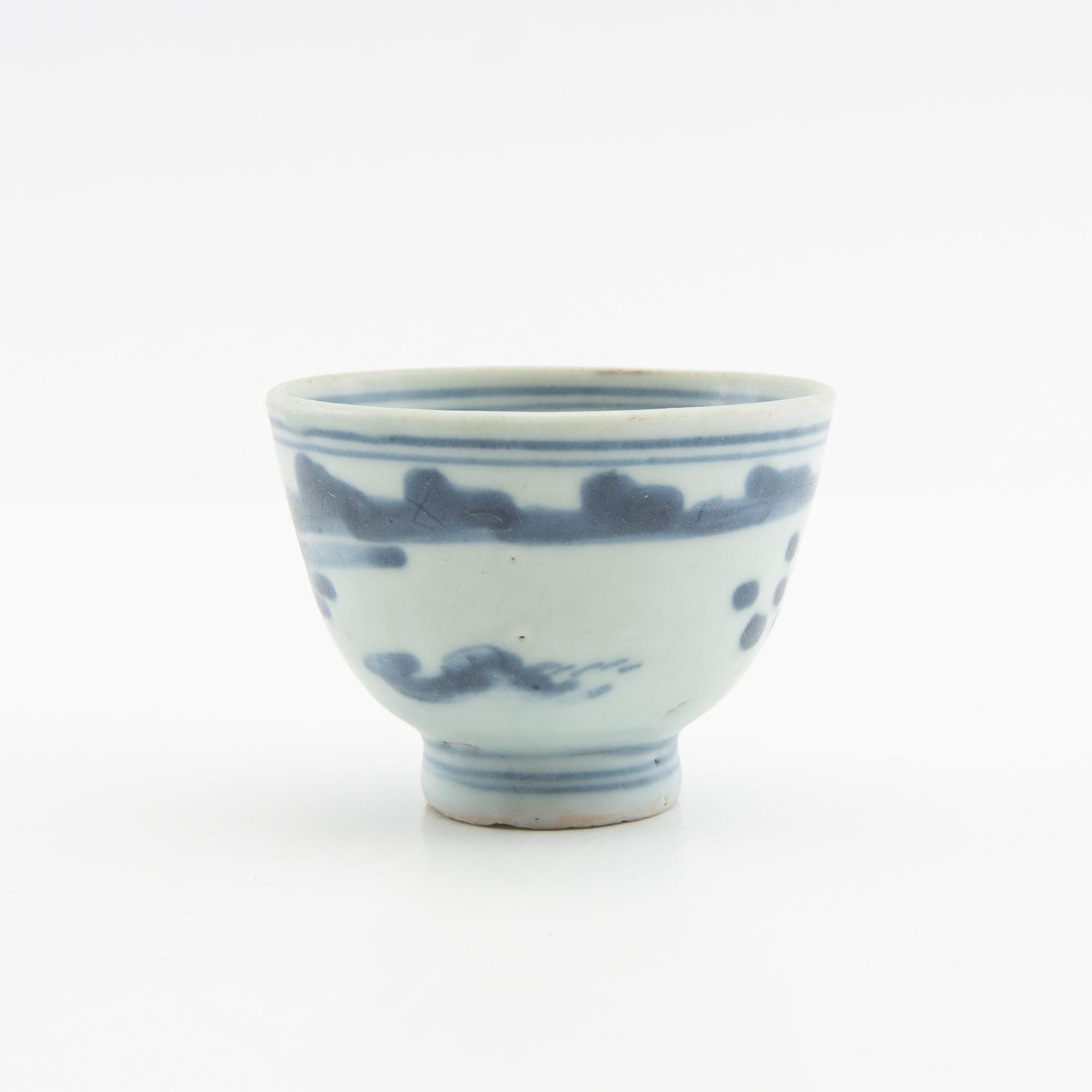 A blue and white dish and cup, Ming dynasty.