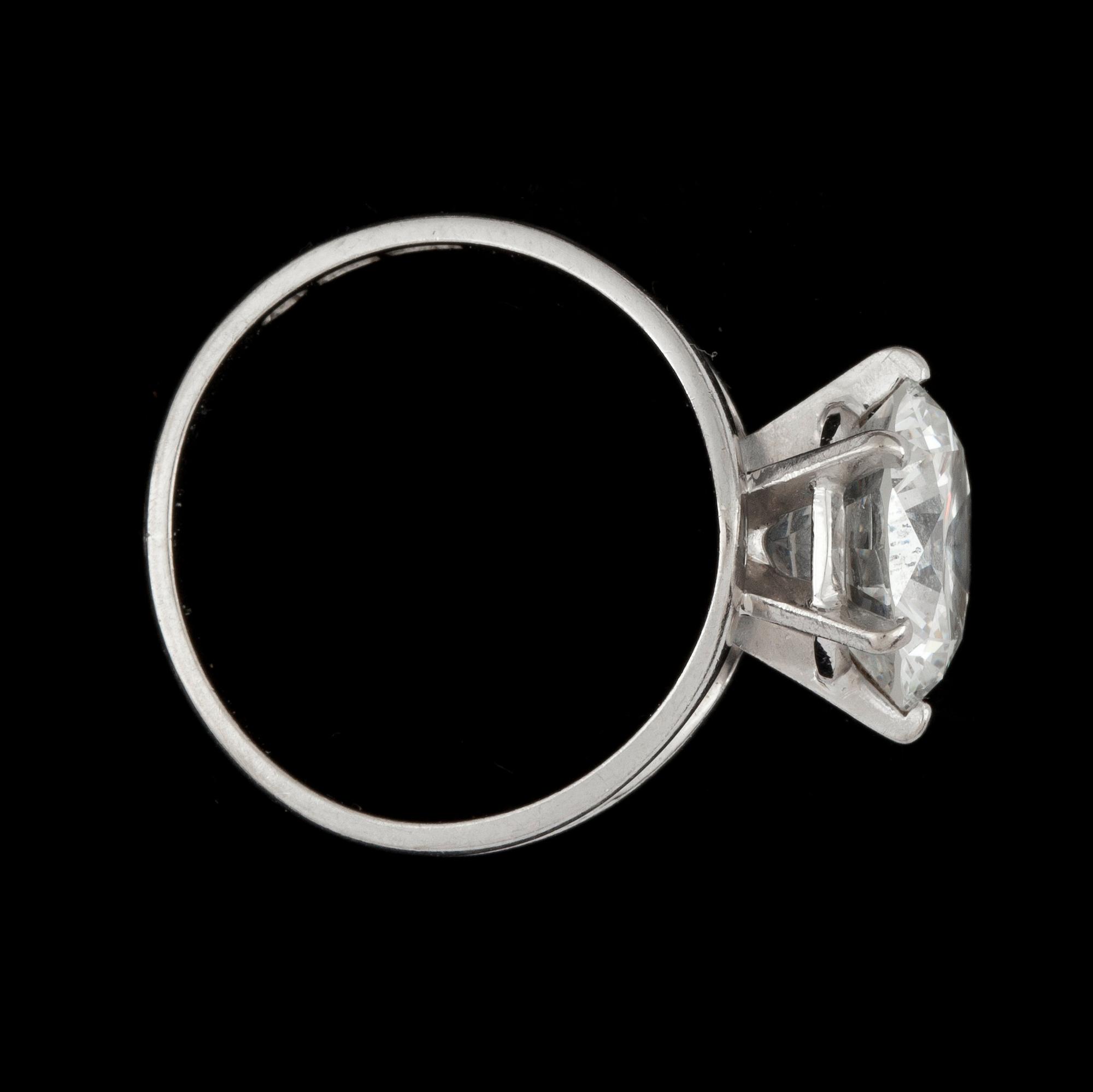 A solitaire diamond app. 4.14 cts ring. Quality app. F/VS2-SI1.