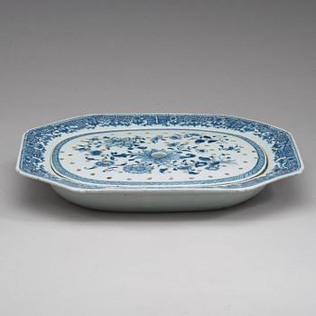 A blue and white serving dish with strainer, Qing dynasty, Qianlong (1736-95).