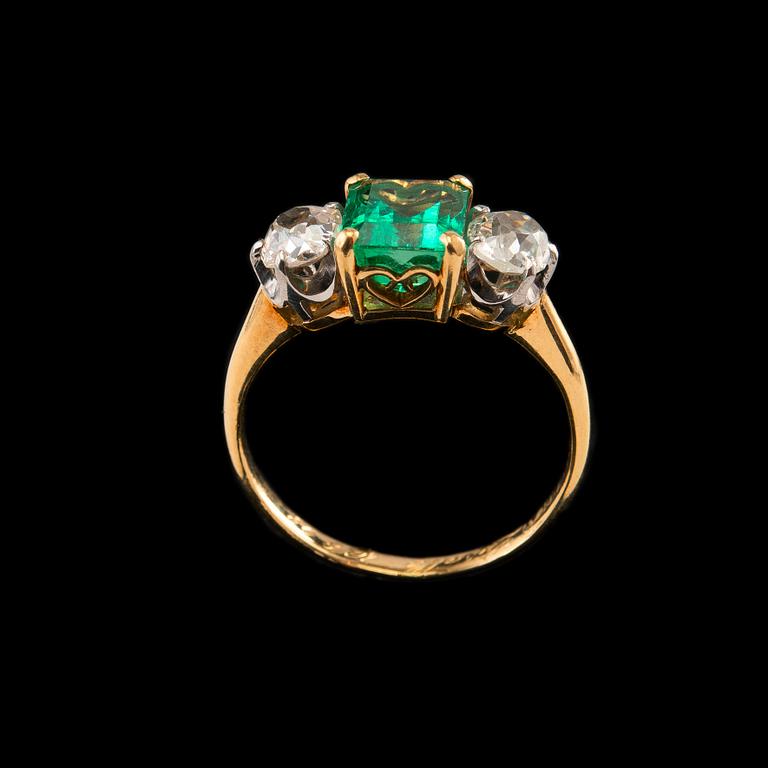 RING, 18K guld, platina, antikslipade diamanter ca 1.05 ct, smaragden ca 1.50 ct. Vikt 3,2 g.