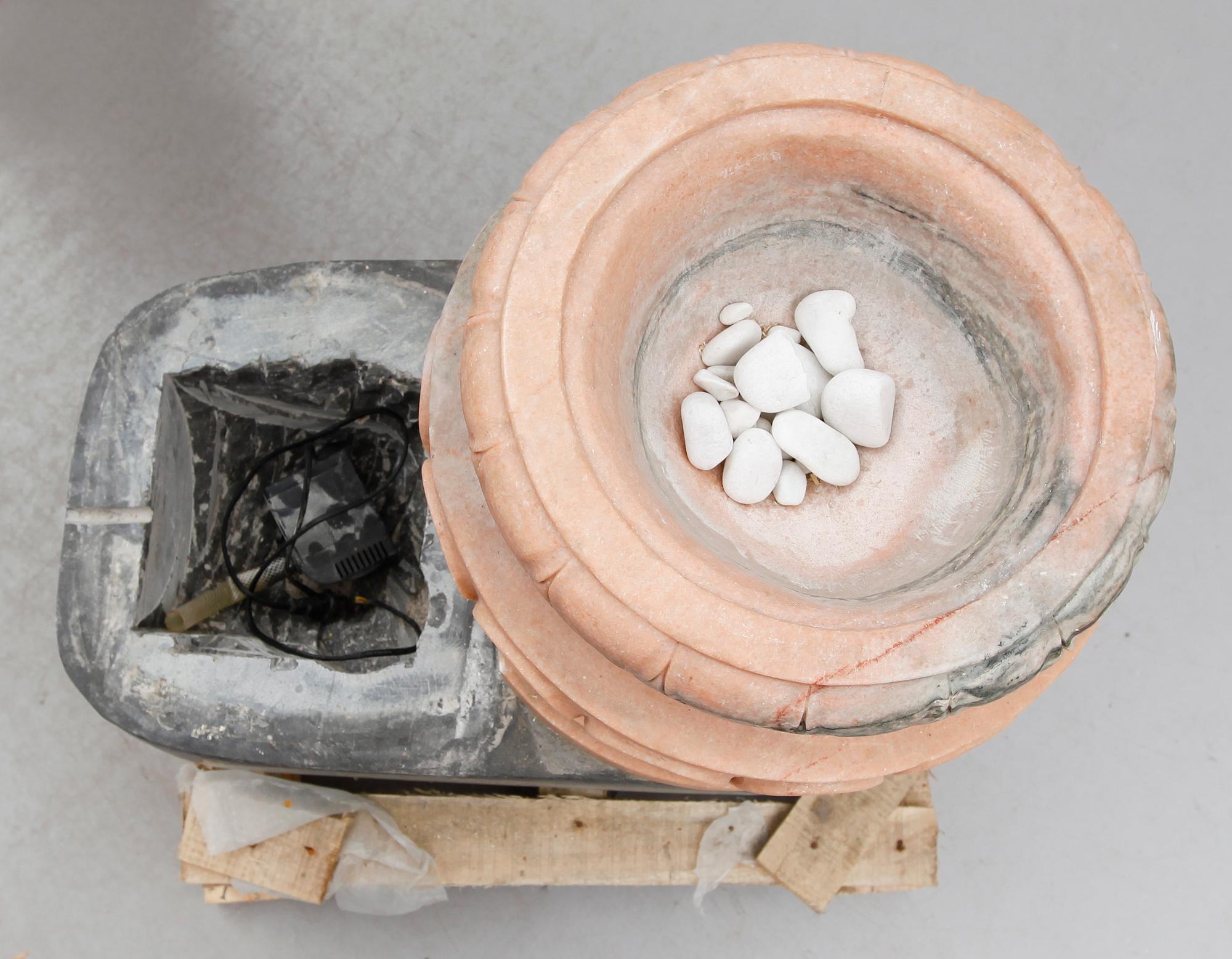 TRÄDGÅRDSSKULPTUR / FONTÄN, marmor, modern tillverkning.