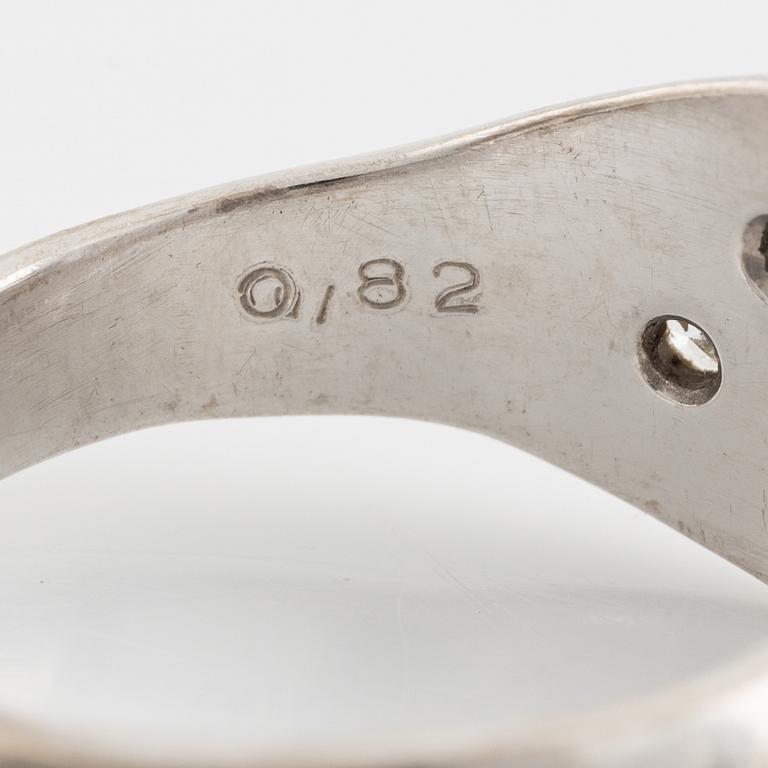 An 18K white gold ring set with round brilliant-cut diamonds.