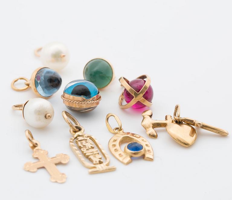 10 charms in different color and sizes.