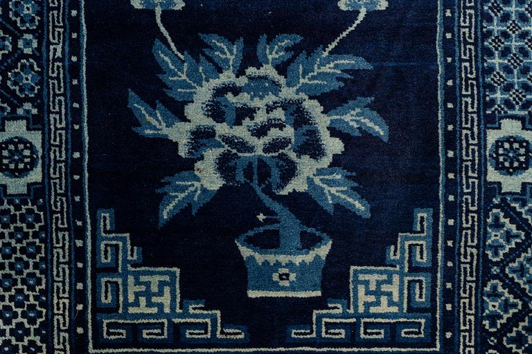 A rug, semi-antique Baotou, ca 121-122 x 59-61 cm.