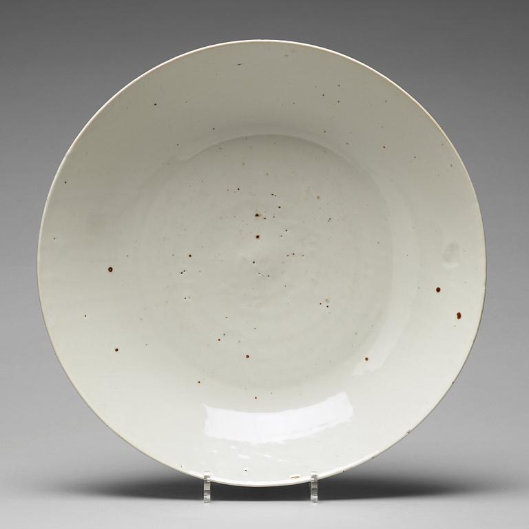 A large white glazed Swatow dish, Ming dynasty (1368-1644).