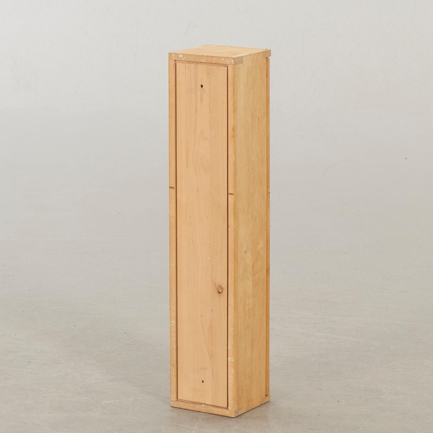 VÄGGSKÅP MED TRÄPROVER, design troligen Olof Pira.