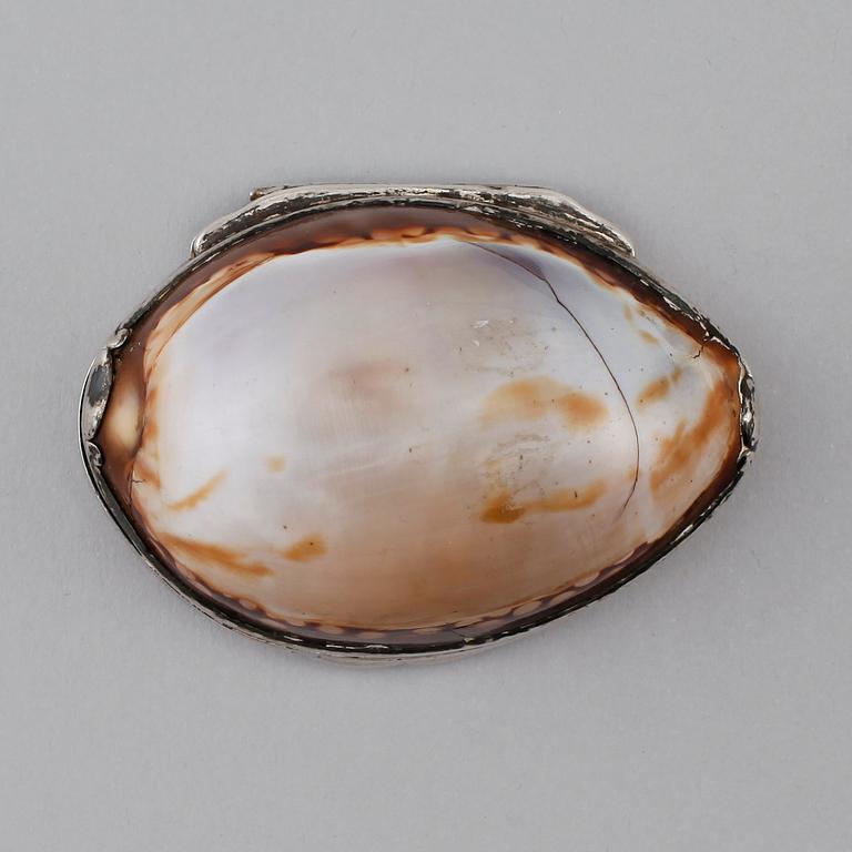 SNUSDOSA, snäckskal med silverbeslag, Wilhelm Smedberg, Karlstad 1782.