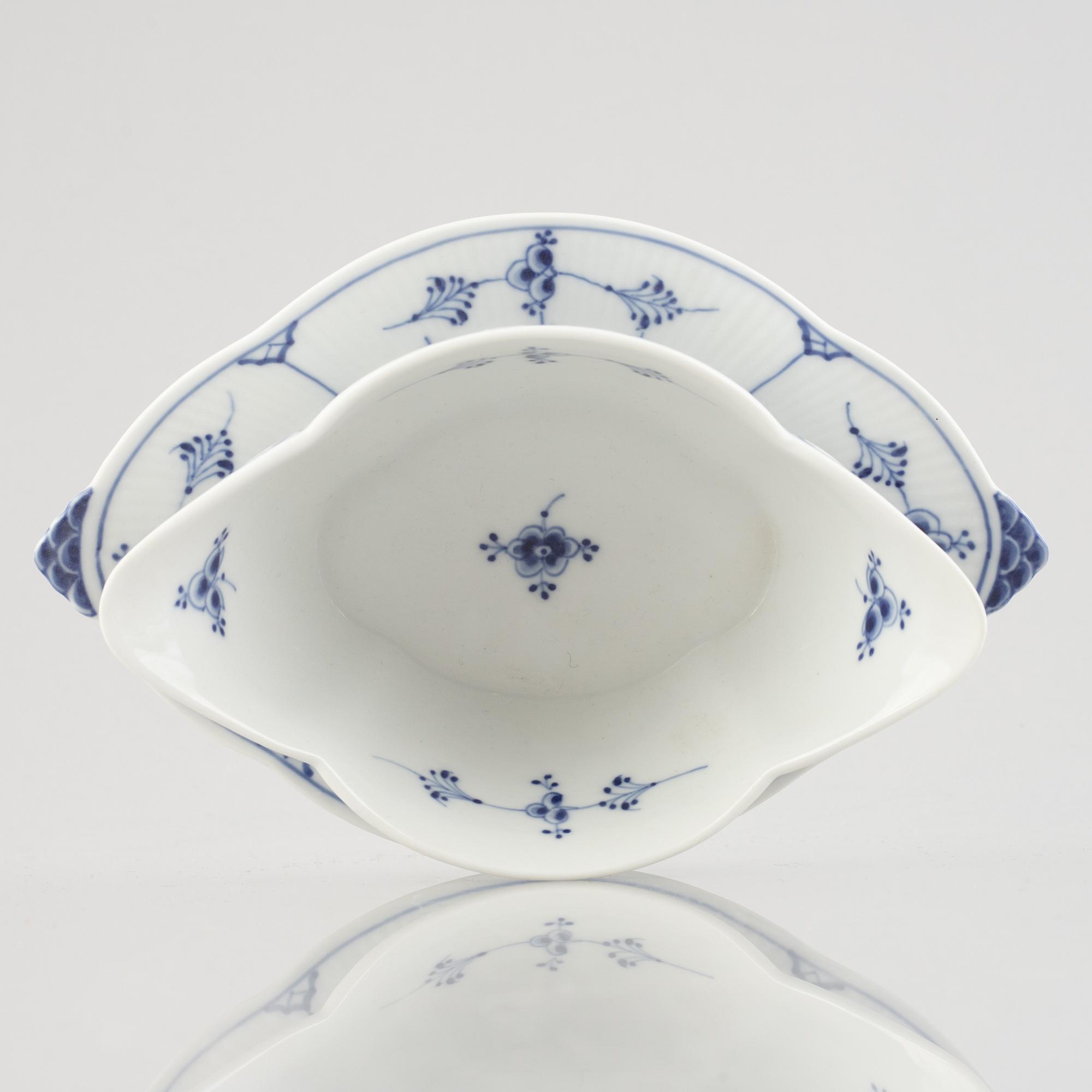 A 'Blue Fluted' / 'Musselmalet rifflet' porcelain sauce boat, Royal Copenhagen, model 204, post 1923.