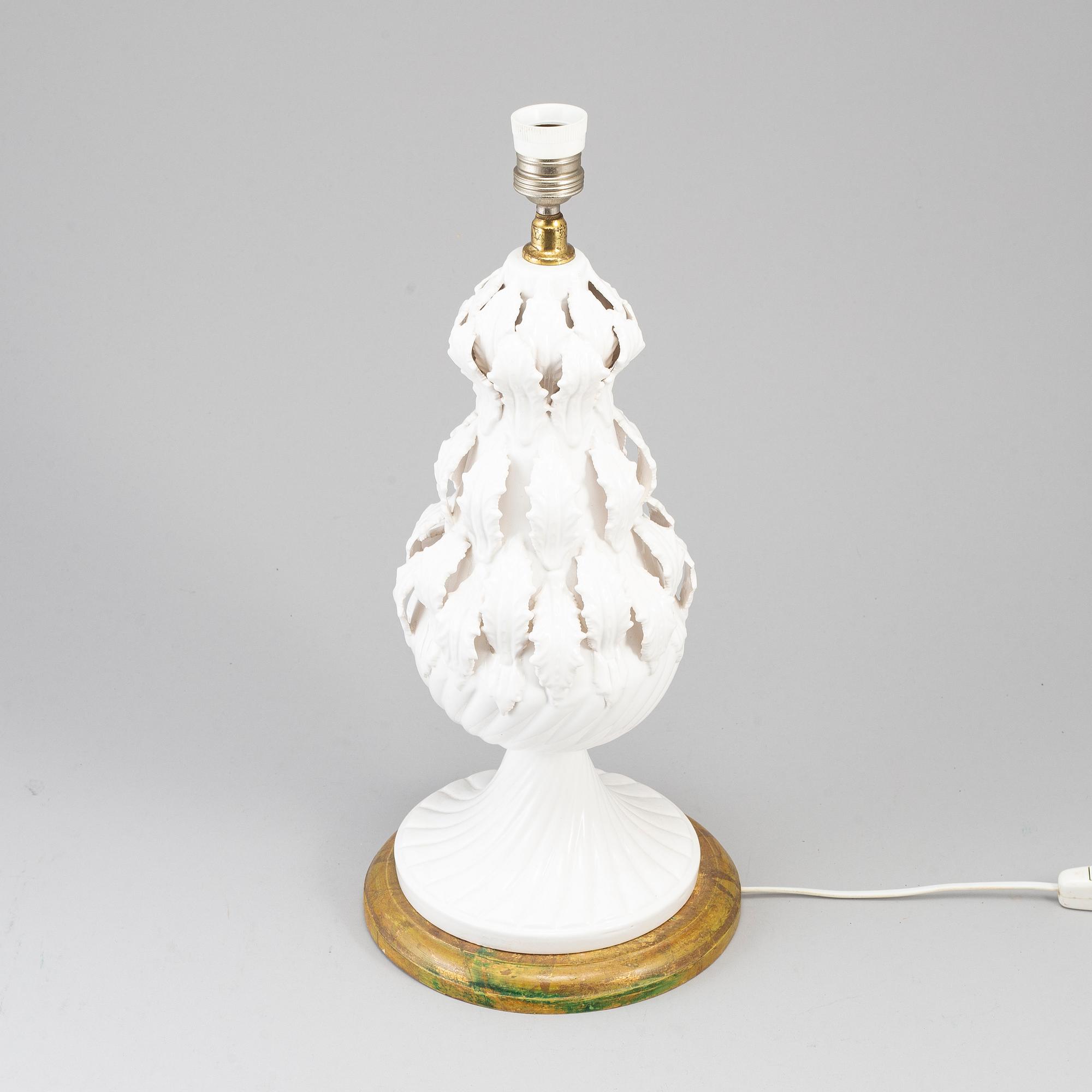 A late 20th century porcelaine table lamp.