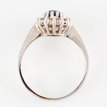 Ring, carmosé, 14K vitguld med safir och briljantslipade diamanter.