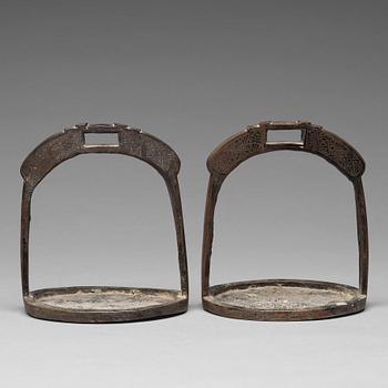 663. A pair of bronze stirrups, Qing dynasty.