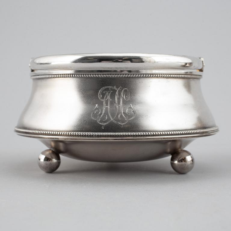 A parcel-gilt silver creamer and bowl, St Petersburg 1898-1903.