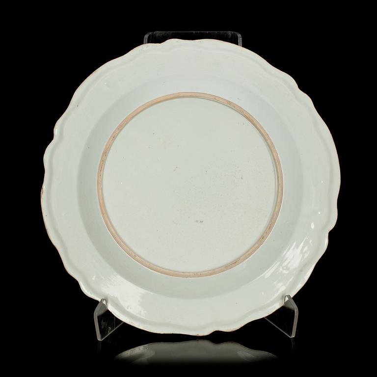 A famille rose dish. Qing dynasty, Qianlong (1736-1795).