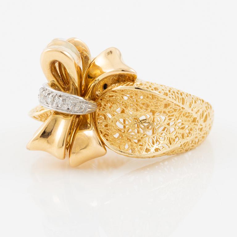 Demi parure, ring and earrings, 18K gold with brilliant-cut diamonds. Italy.