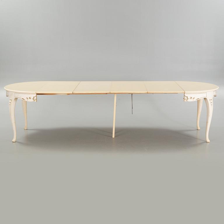 MATGRUPP, 13 snarlika delar, rokokostil, omkring 1900-talets mitt.