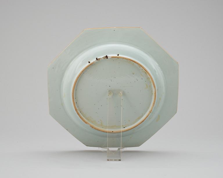A blue and white serving dish, Qing dynasty, Qianlong (1736-95).