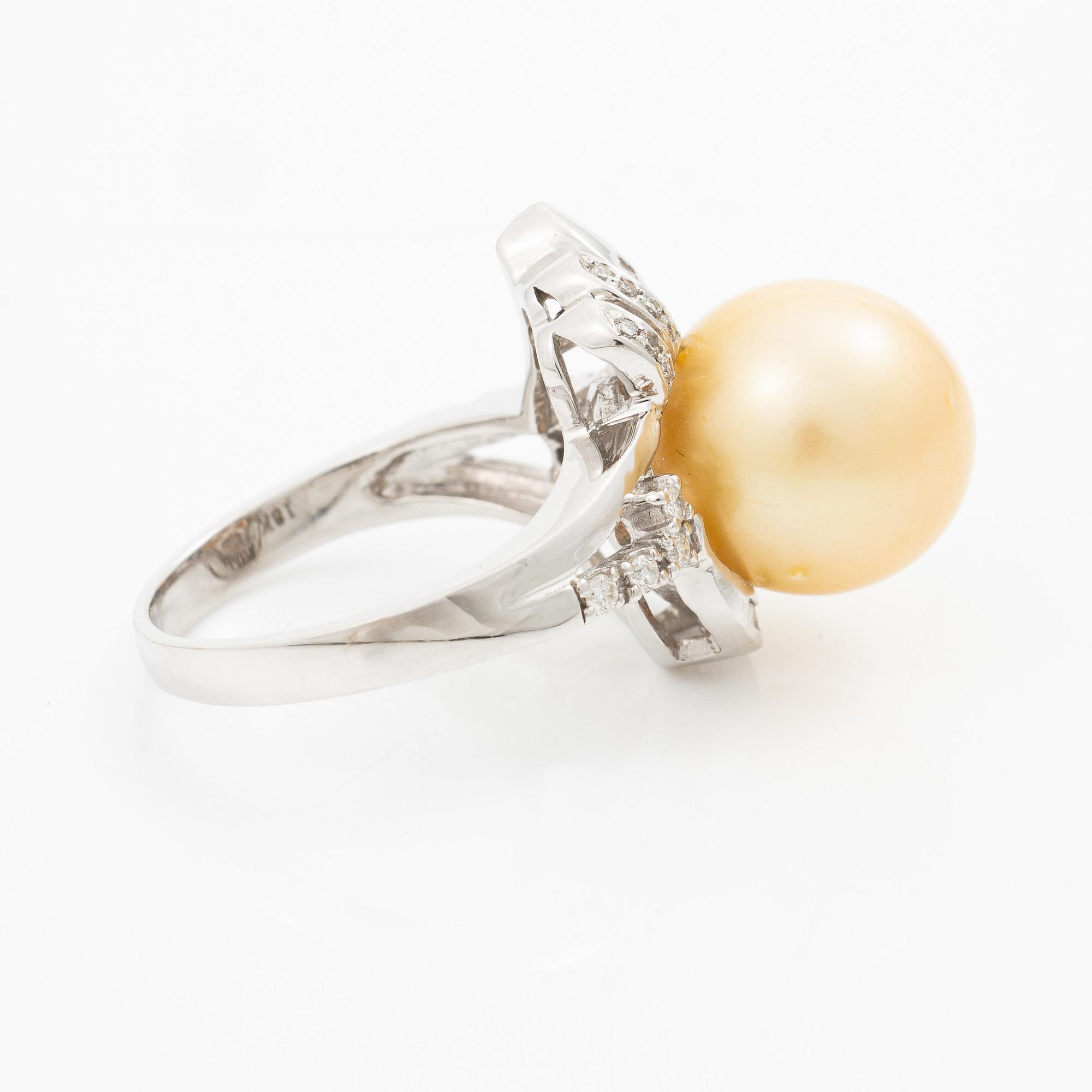 Ring, cocktailring, 18K vitguld med odlad pärla och baguette- och briljantslipade diamanter.